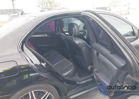 2013 Mercedes-Benz C 250 Sport z USA, uszkodzony, nr VIN WDDGF4HB2DF972380